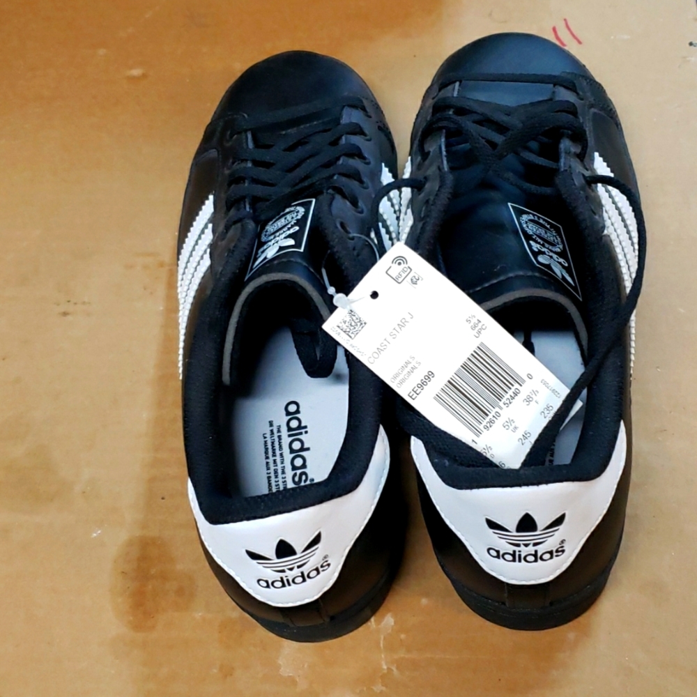 Adidas Coast Star J size 5.5 big kid